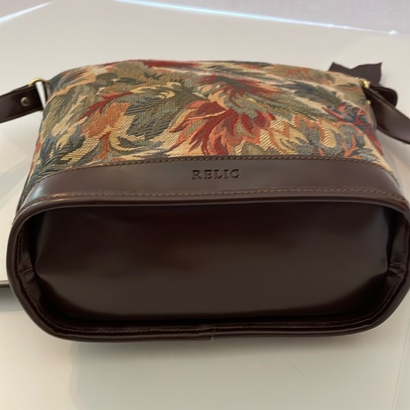 RELICđ Tapestry Bucket Shoulder Bag relic by fossil Messenger with Leaf Charm - Picture 13 of 16